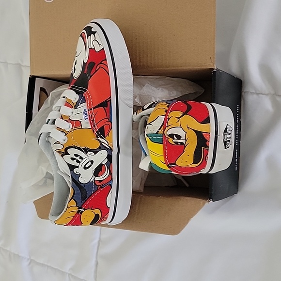 Vintage Van's Mickey and Friends - Picture 2 of 5